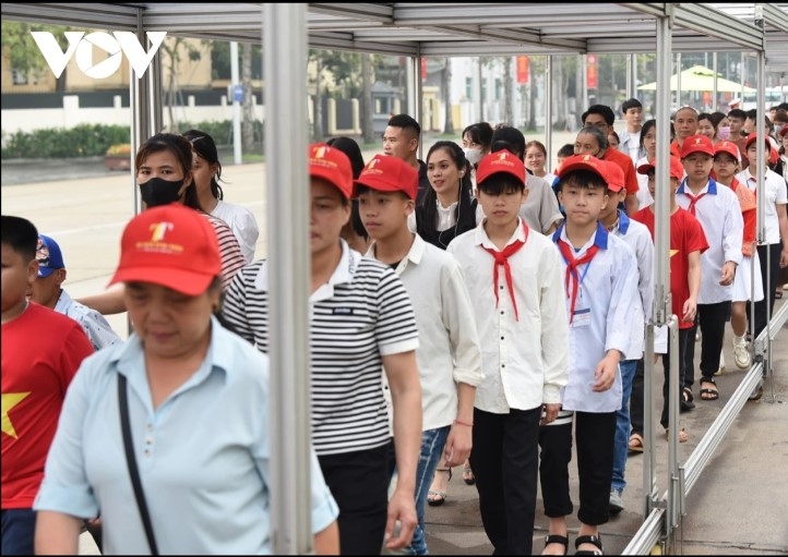 A large number of students from across the country come together to form long lines.