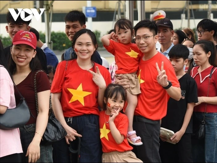 A family wearing a national flag uniform visits the relic site.