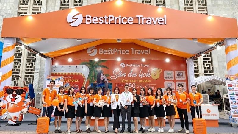 Gian hàng của BestPrice Travel với sắc cam nổi bật tại hội chợ. Nguồn: BestPrice Travel