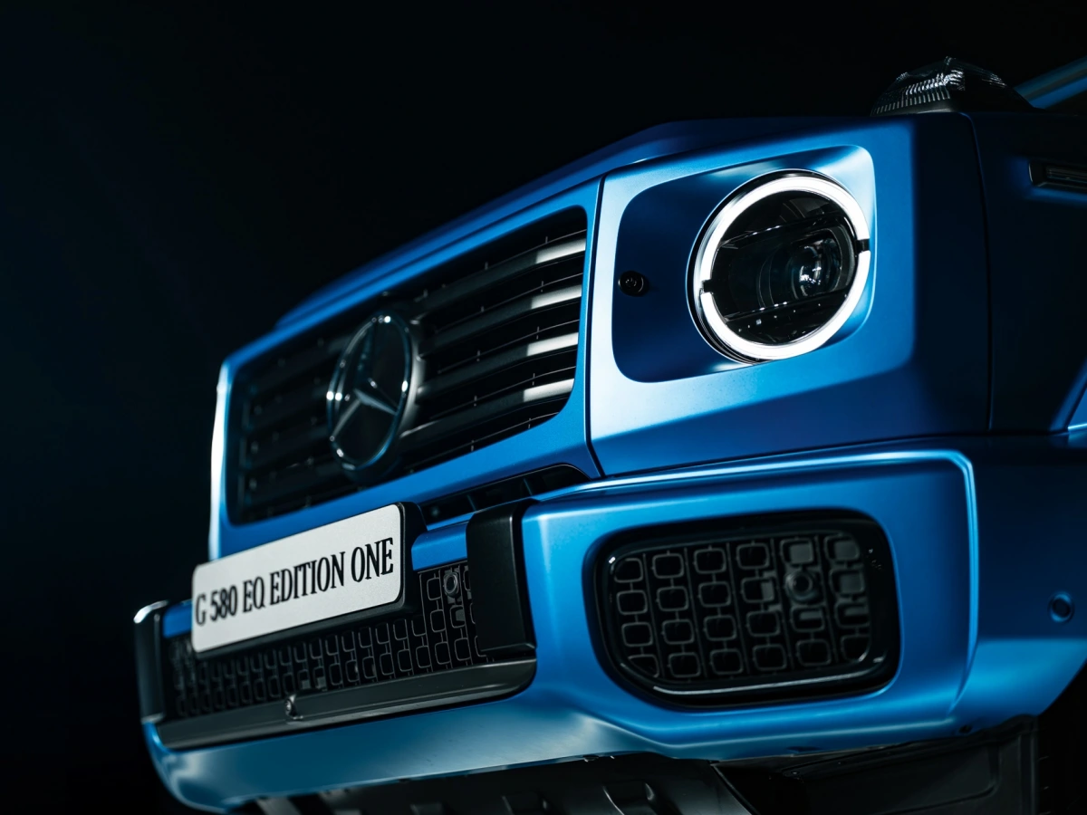 Kết hợp với đó, Mercedes-Benz G 580 EQ EDITION ONE còn sở hữu bộ thiết kế MANUFAKTUR với logo chào mừng, tay nắm cửa MANUFAKTUR màu đen có logo dập nổi.