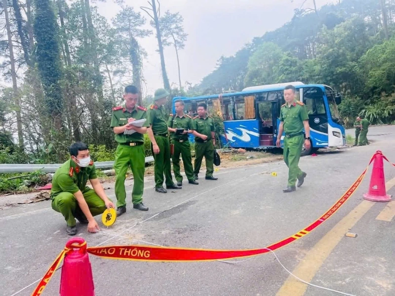 Công an tỉnh Vĩnh Phúc tổ chức khám nghiệm hiện trường vụ TNGT.