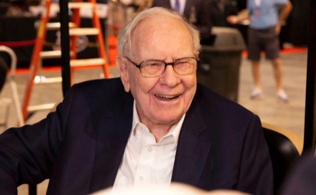 Ông Warren Buffet, Chủ tịch của Berkshire Hathaway là người duy nhất trong nhóm 10 tỷ phú hàng đầu thế giới chứng kiến tài sản ròng đi lên kể từ đầu năm đến nay. (Ảnh: CNBC)
