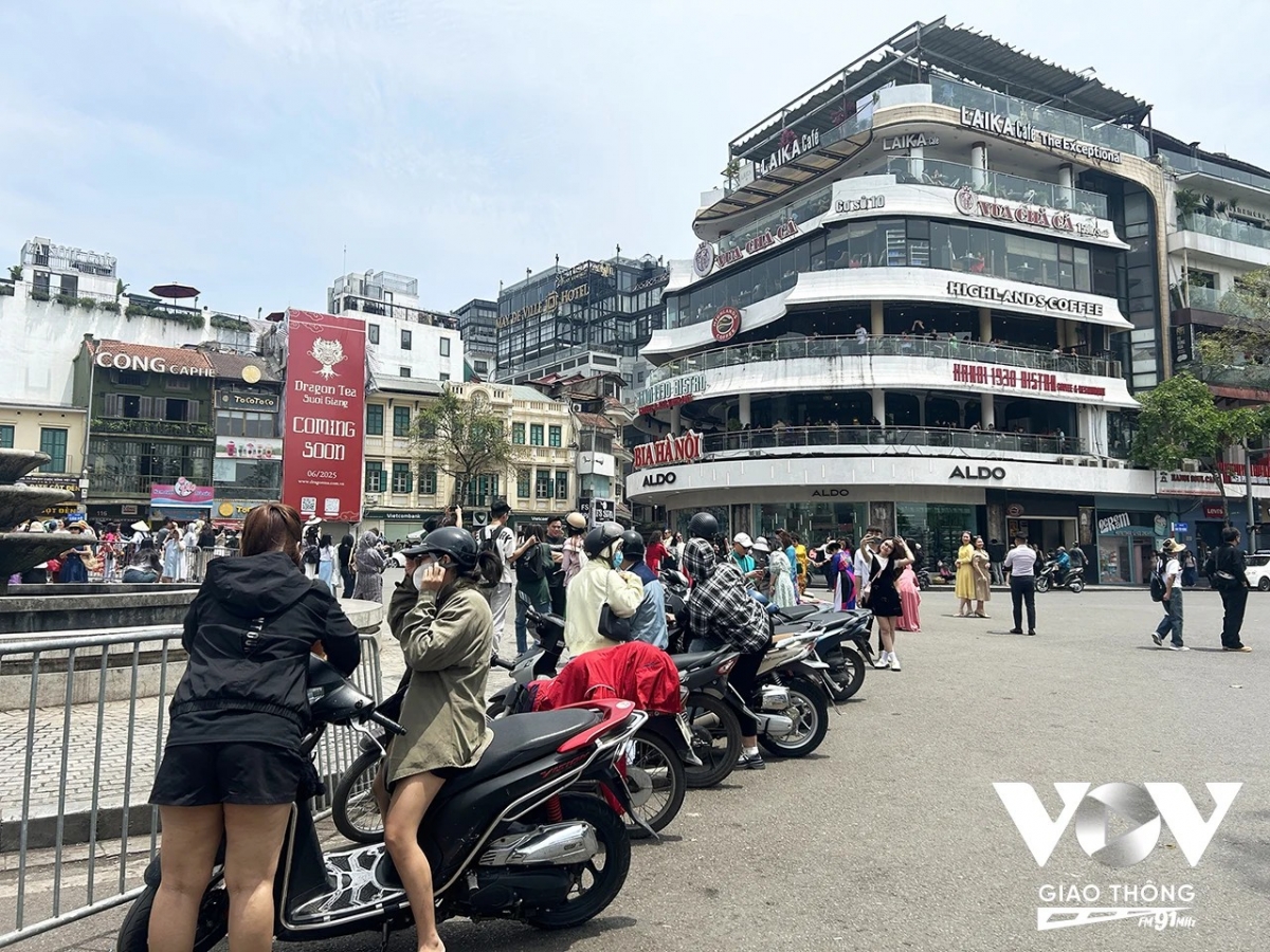 Xe của người dân cũng được dừng đỗ ngay dưới lòng đường