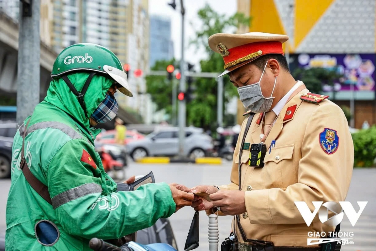 Trong ca công tác kéo dài 2 giờ đồng hồ, tổ công tác đã xử lý 10 trường hợp vi phạm lỗi không chấp hành vạch kẻ đường.