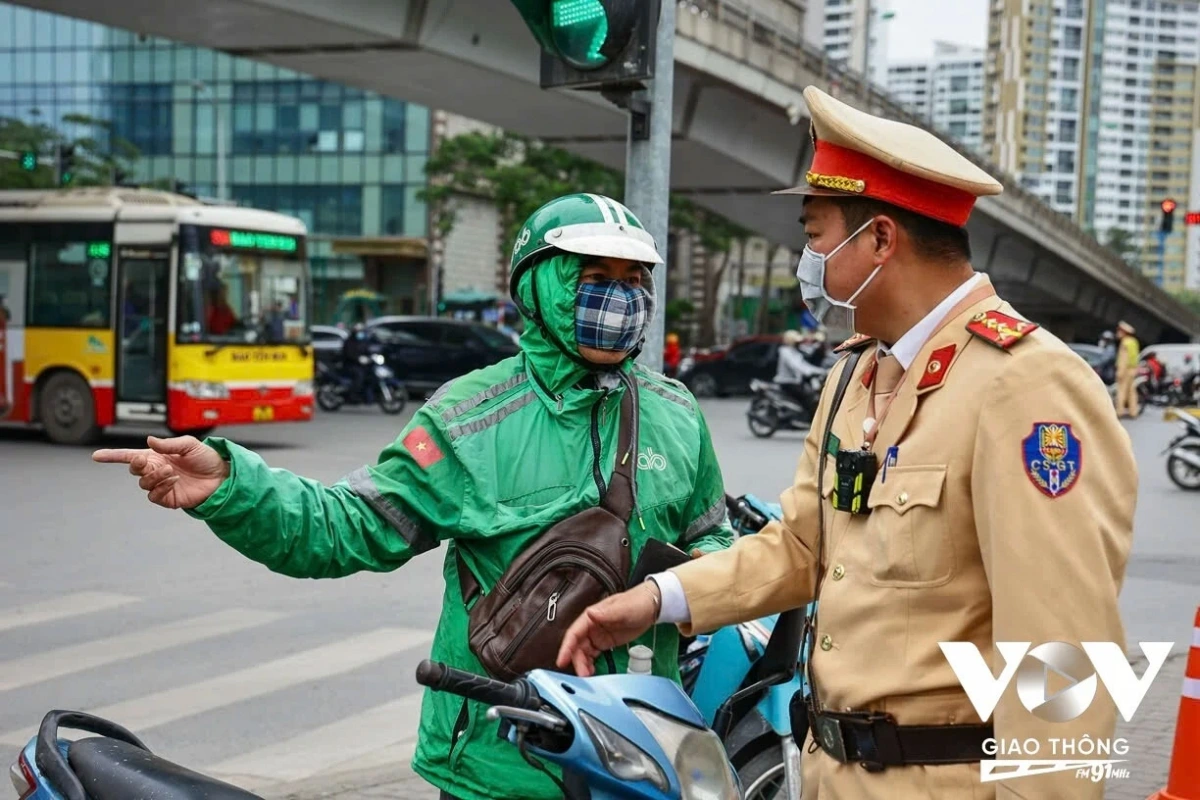Thượng úy Nguyễn Tiến Đạt, cán bộ Đội CSGT đường bộ số 6 cho biết, nhiều người tham gia giao thông chưa ý thức được mức độ nguy hiểm của việc dừng chờ đèn tín hiệu giao thông đúng quy định và đưa ra nhiều lý do như: thiếu quan sát, vội đi hoặc không dừng kịp khi đèn chuyển pha… Tuy nhiên, đây là hành vi cản trở giao thông, tiềm ẩn nguy cơ gây tắc đường ở các nút giao.
