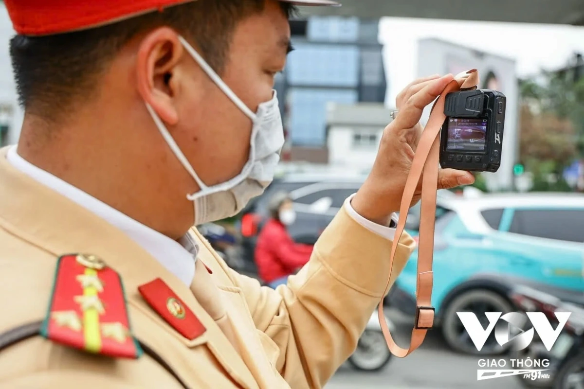 Đội CSGT đường bộ số 6 cũng tăng cường xử lý vi phạm qua hệ thống camera giám sát lưu động, dùng camera nghiệp vụ để ghi lại hình ảnh vi phạm nhằm xử lý tại chỗ và gửi thông báo phạt nguội nếu không dừng được phương tiện.
