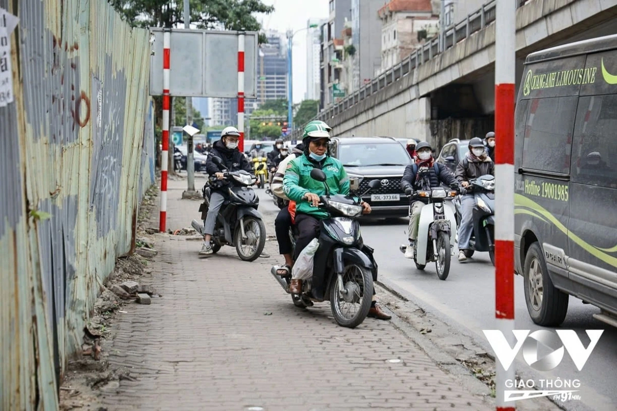 Theo lãnh đạo Đội CSGT đường bộ số 6, sau gần 3 tháng áp dụng Nghị định 168, người tham gia giao thông đã xuất hiện tình trạng "nhờn luật", cố tình vi phạm các lỗi như: vượt đèn đỏ, đứng đè vạch.