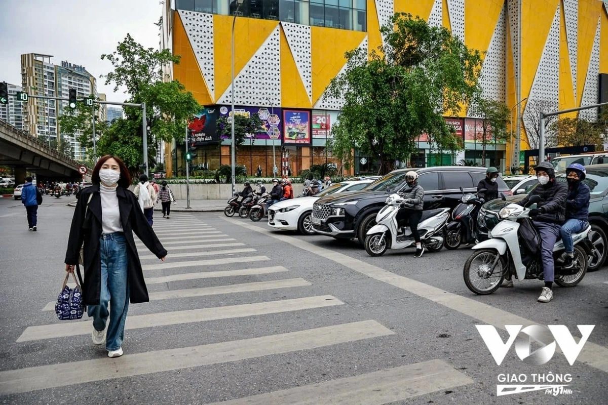 Qua việc xử lý nghiêm CSGT Hà Nội cũng khuyến cáo, người tham gia giao thông cần tuân thủ nghiêm các quy định về dừng, đỗ phương tiện tại các nút giao thông, đảm bảo an toàn cho bản thân và các phương tiện khác. Việc tuân thủ vạch dừng không chỉ giúp nâng cao ý thức chấp hành luật mà còn góp phần tạo môi trường giao thông an toàn, văn minh hơn.