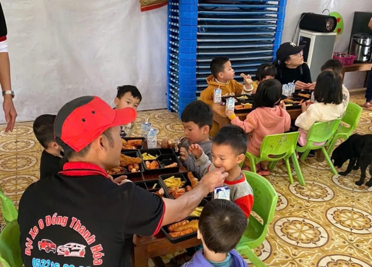 Nụ cười của các em nhỏ là động lực để đội xe 0 đồng tiếp tục hành trình yêu thương