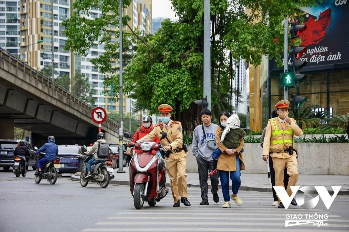 Ngày 31/3, tổ công tác của Đội CSGT đường bộ số 6 (Phòng CSGT, Công an TP. Hà Nội) triển khai các tổ công tác đảm bảo ATGT tại nút giao Nguyễn Chánh - Trần Duy Hưng (quận Cầu Giấy) kết hợp xử lý các trường hợp không chấp hành tín hiệu đèn, không chấp hành vạch kẻ đường...