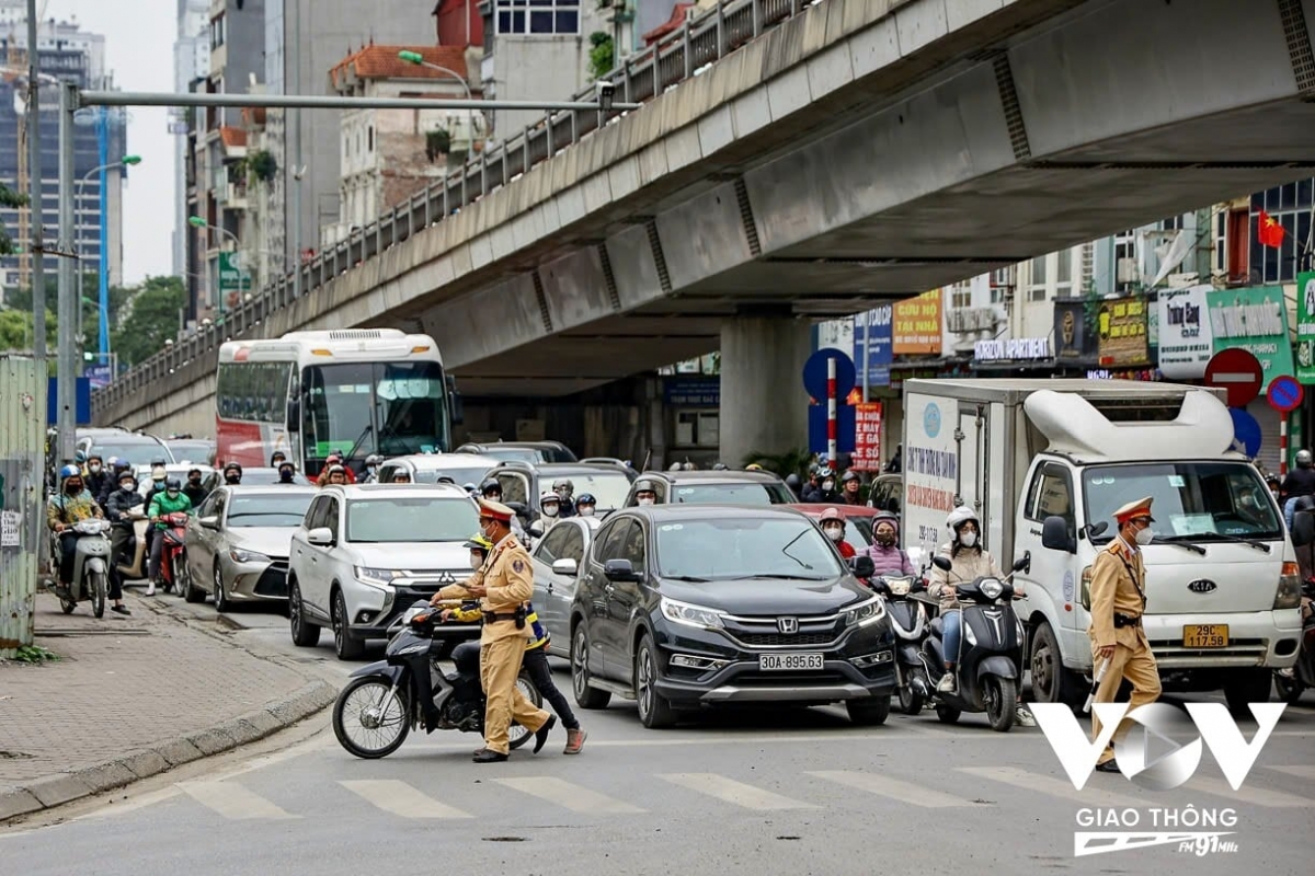 Tại đây, lực lượng chức năng phát hiện và xử lý nhiều trường hợp người tham gia giao thông không chấp hành tín hiệu đèn.