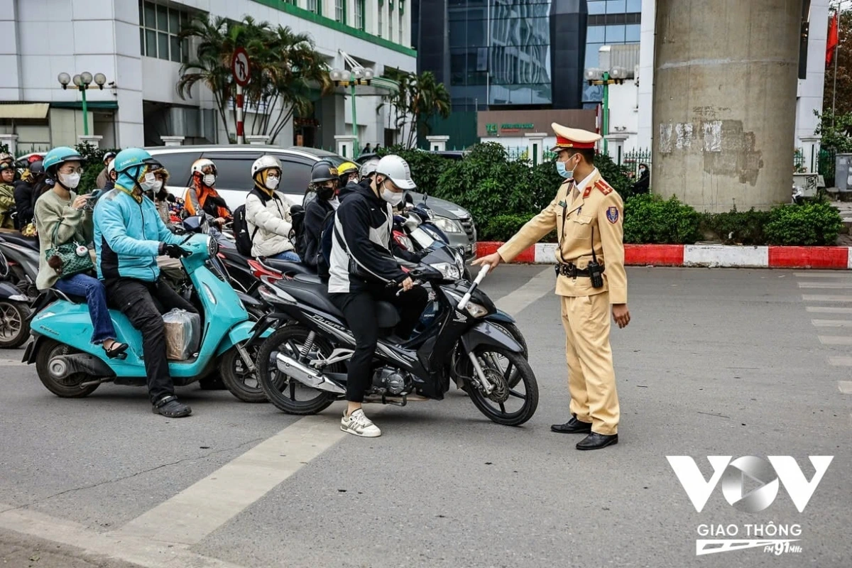 Theo ghi nhận, đa số người dân đã chấp hành đúng hiệu lệnh đèn, dừng đỗ trước vạch kẻ khi đèn tín hiệu giao thông chuyển sang màu đỏ. Tuy nhiên, có trường hợp người dân vẫn cố tình lấn vạch hoặc lấn làn, chặn đầu dòng phương tiện.