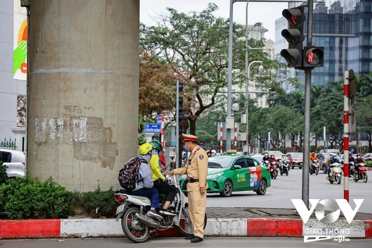 Trong đó, không khó để bắt gặp các trường hợp vi phạm là xe ôm công nghệ đang chở khách hoặc ship hàng.
