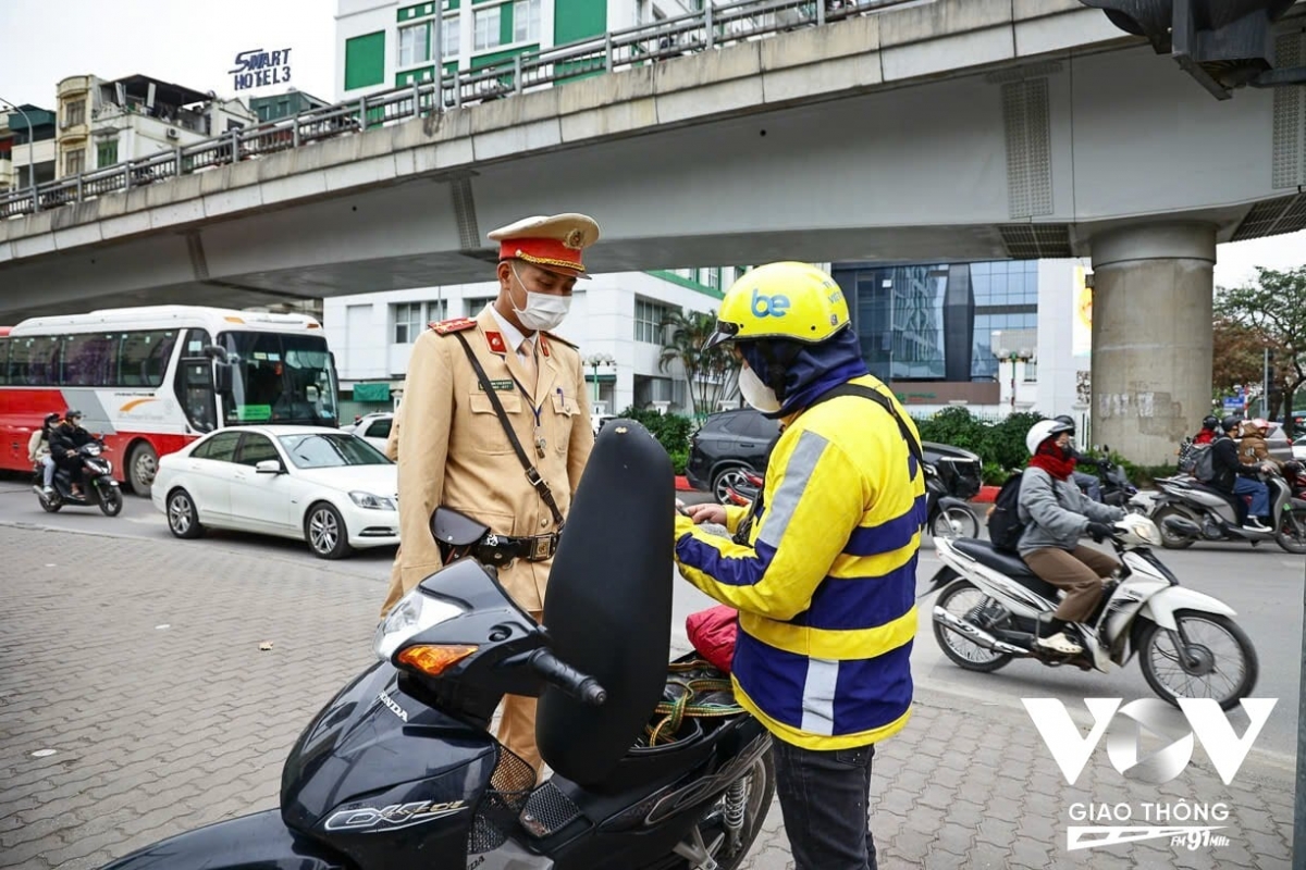 Nhiều lái xe bất ngờ khi bị xử phạt và đưa ra nhiều lý do cho hành vi của mình.