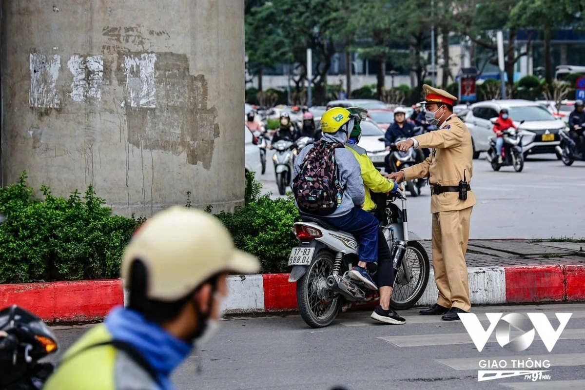 Các trường hợp không chấp hành tín hiệu đèn và đứng quá vạch kẻ đường tạo nên tình trạng lộn xộn tại các nút giao thông.