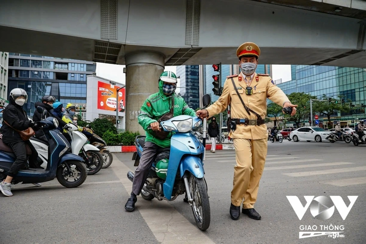 Hành vi này cũng tạo tâm lý chủ quan, coi thường pháp luật và có thể vượt đèn đỏ của người tham gia giao thông.