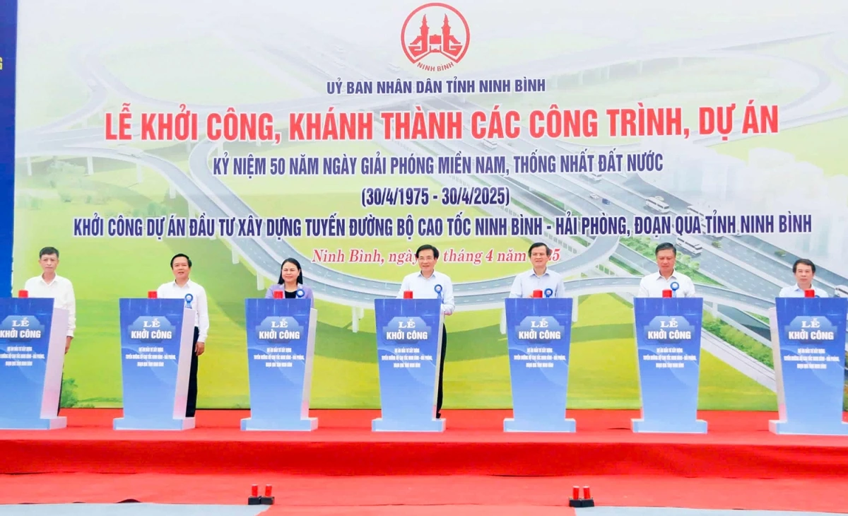Các đại biểu ấn nút chính thức khởi công dự án đầu tư xây dựng tuyến đường bộ cao tốc Ninh Bình - Hải Phòng đoạn qua địa bàn tỉnh Ninh Bình.