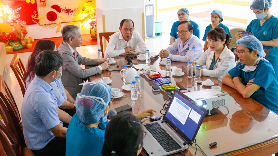 PGS.TS.BS Tăng Chí Thượng, Giám đốc Sở Y tế TP.HCM cùng lãnh đạo 2 bệnh viện và ekip thông tim can thiệp bào thai hội ý trước can thiệp. (Ảnh Sở Y tế TP.HCM)