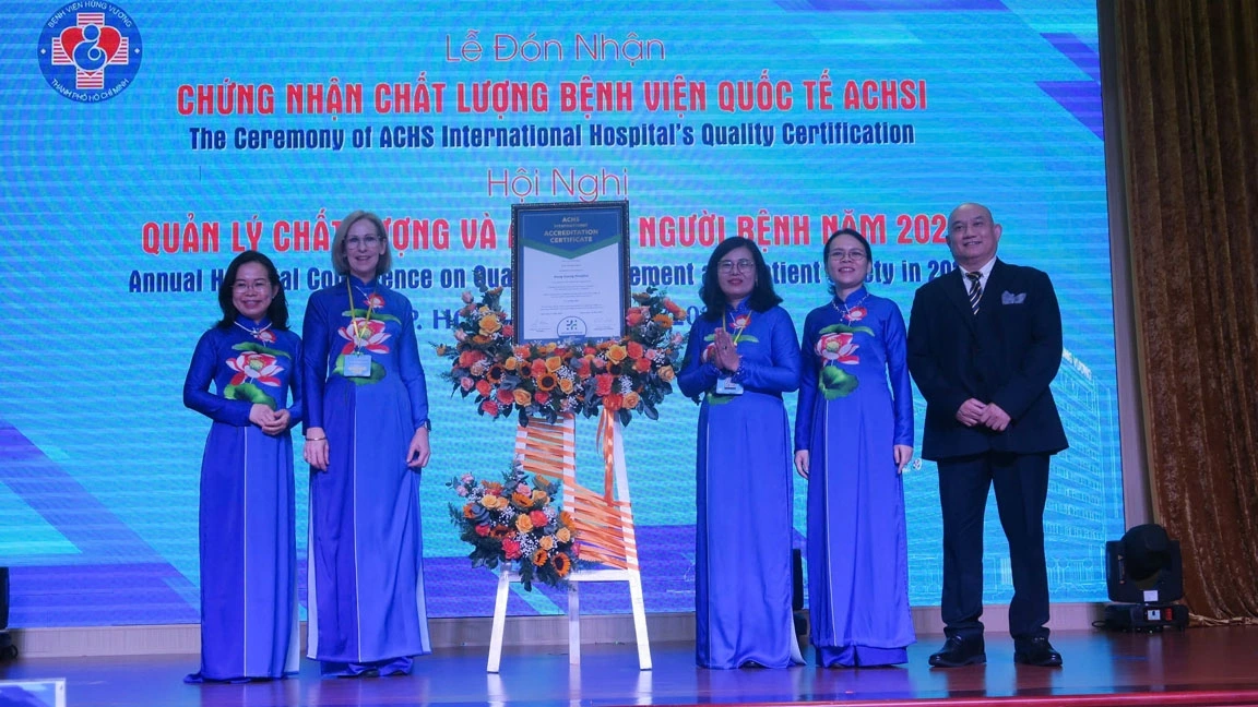 Bệnh viện Hùng Vương (TP.HCM) đón nhận Chứng nhận chất lượng bệnh viện quốc tế ACHS. (Ảnh: Kim Dung)