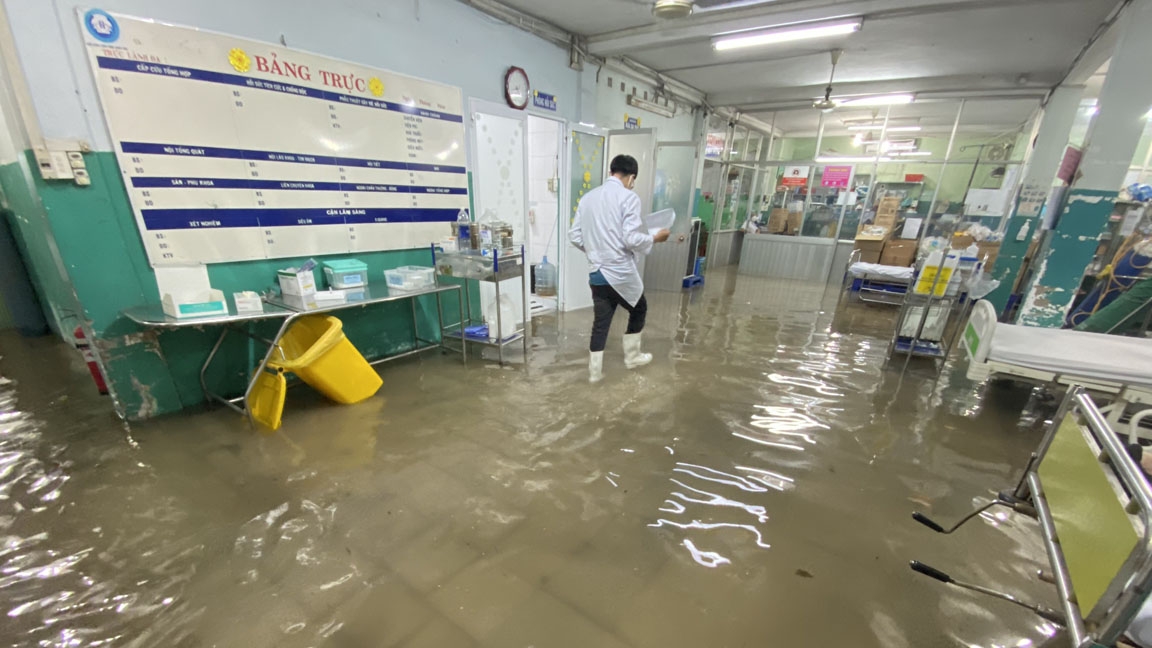 Bệnh viện đa khoa Hóc Môn từng là cơ sở bị ngập úng, nhân viên y tế phải điều trị cho người dân trong điều kiện khó khăn. (Ảnh: BV cung cấp)