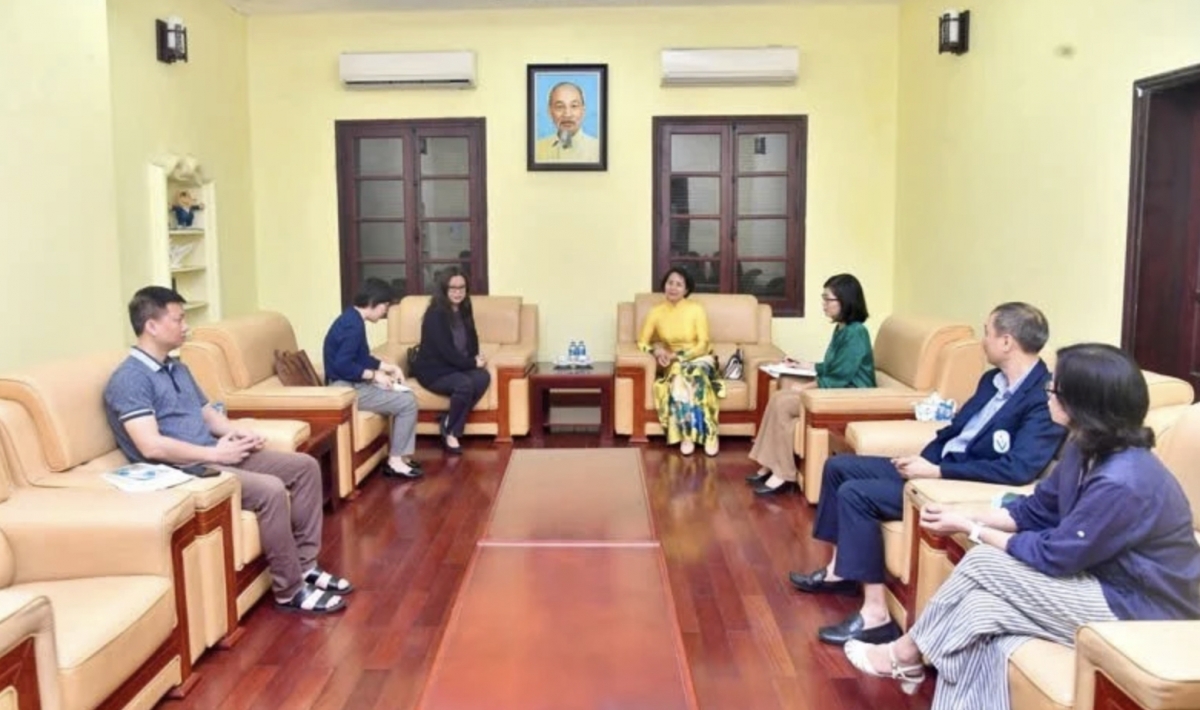 Deputy Director General of the Vietnam Sports Administration Le Thi Hoang Yen meets with Indian Deputy Ambassador Tako Ajungla Jamir in Hanoi on April 18. (Photo: bvhttdl.gov.vn)