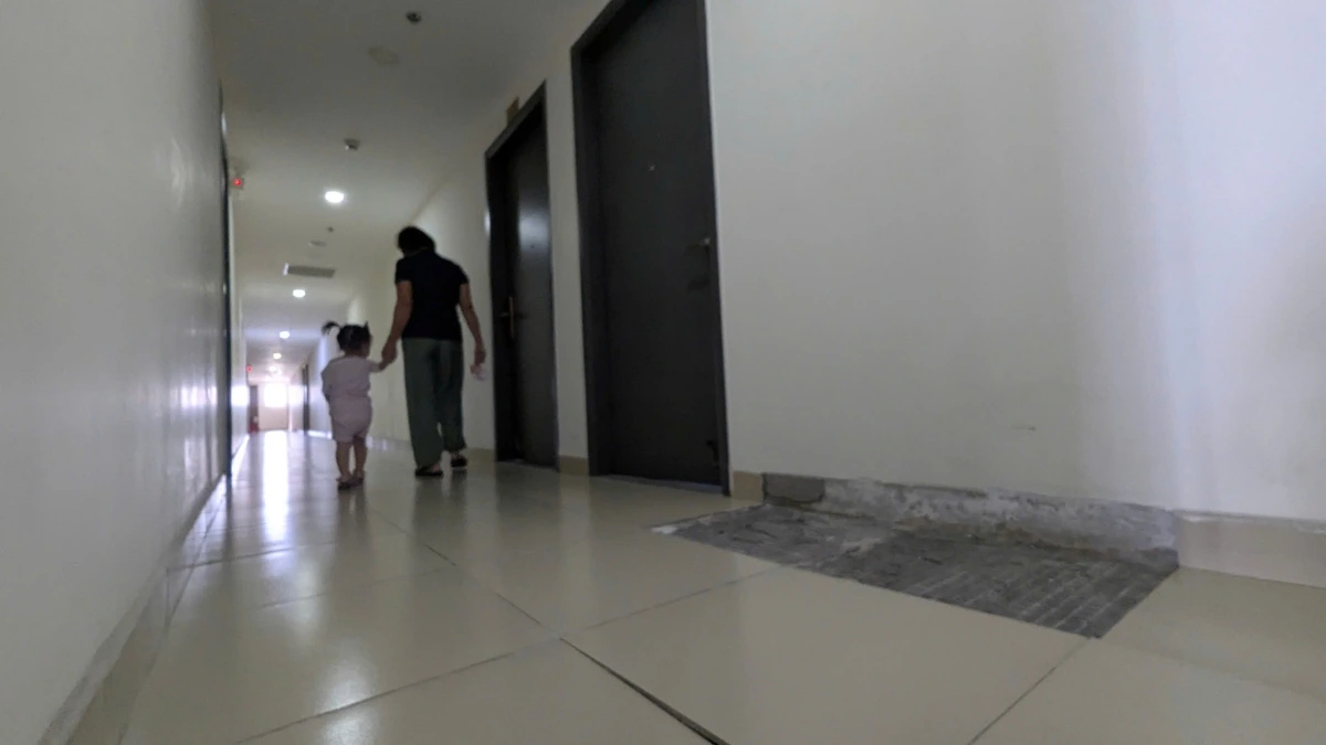Sàn hành lang chung cư Diamond Riverside có một số khu vực bị phồng nền, bong tróc.