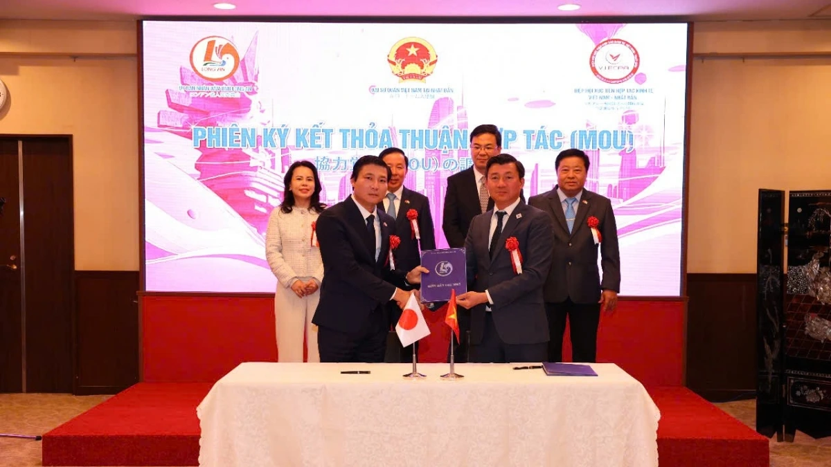 Hiệp hội Xúc tiến kinh tế Việt Nam - Nhật Bản trao "Ý định thư" xúc tiến đầu tư nhiều lĩnh vực vào tỉnh Long An (Ảnh Trường Giang)
