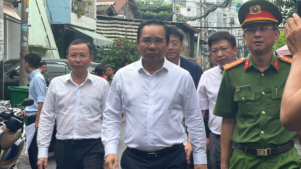 Chủ tịch UBND TP.HCM Nguyễn Văn Được tới thăm hỏi nạn nhân vụ cháy.