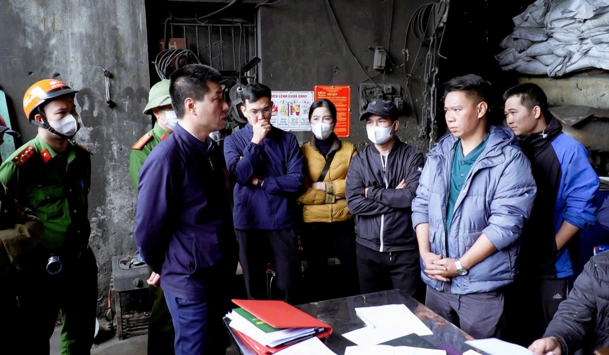 Đoàn kiểm tra tại một cơ sở đúc phôi thép tại các làng nghề, Cụm công nghiệp Châu Khê (TP Từ Sơn)