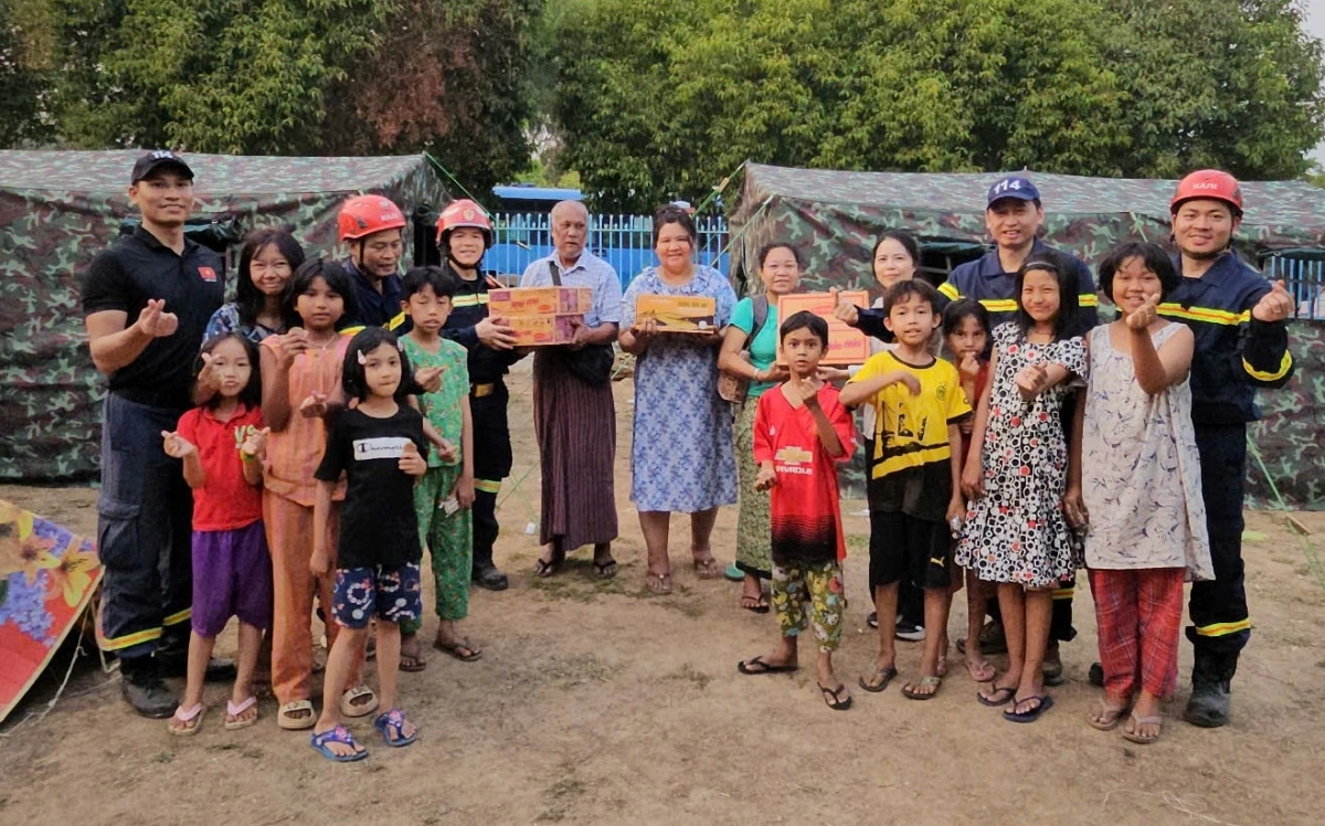 Người dân Myanmar đón nhận tình cảm từ đoàn cứu trợ Bộ Công an