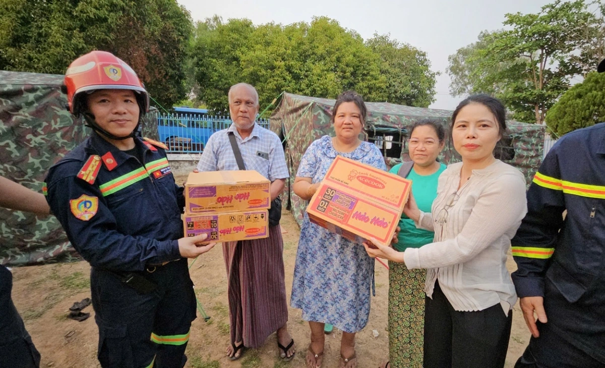 Đoàn cứu trợ Bộ Công an và người dân Myanmar tại khu lán trại trường Taw Win Yadanar. 