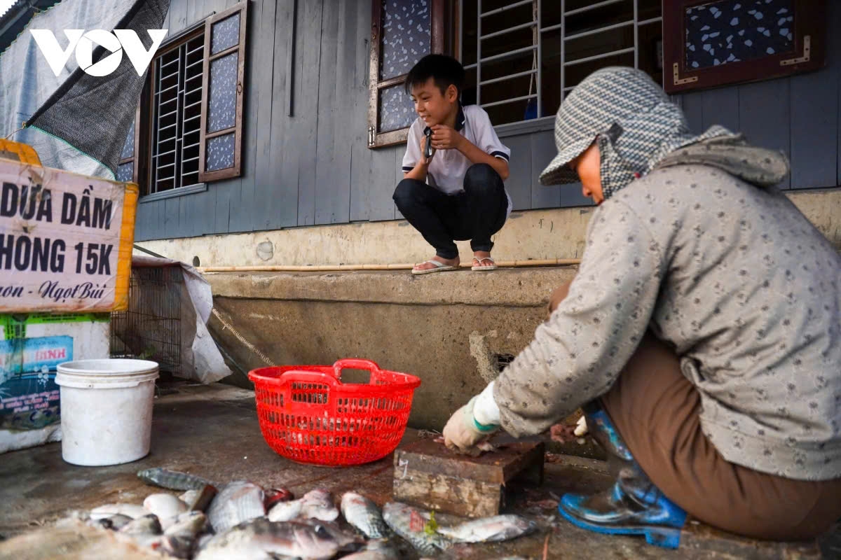 Người dân trong làng chủ yếu cải tạo lại các tàu, thuyền cũ để làm nơi ăn ở, sinh hoạt trên sông