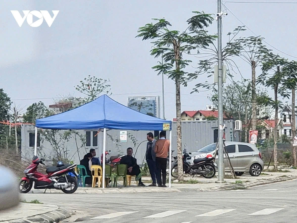 Nhiều nhóm môi giới chỉ cần căng bạt và lập "chốt" tư vấn đất nền cho khách hàng
