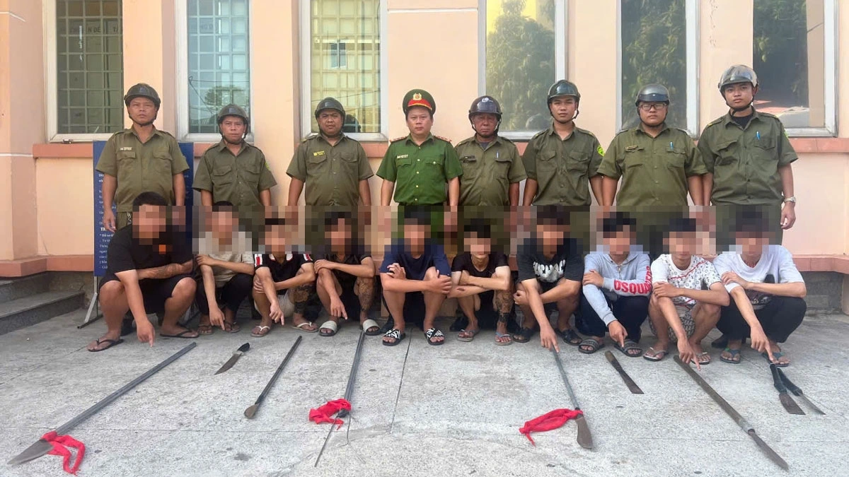 Nhóm thanh niên mang hung khí chuẩn bị "thách đấu"