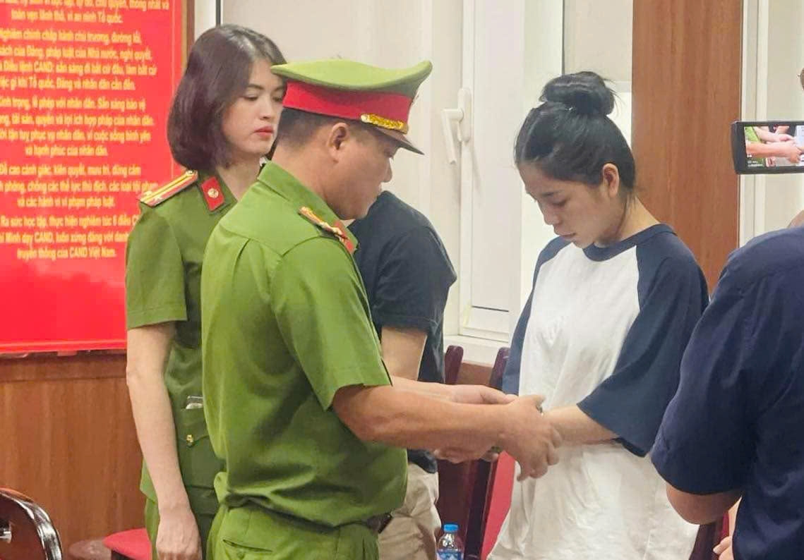 Cơ quan điều tra thực hiện các quyết định tố tụng với bà Nguyễn Thị Thái Hằng, tức Hằng Du Mục. Ảnh Nhật Minh