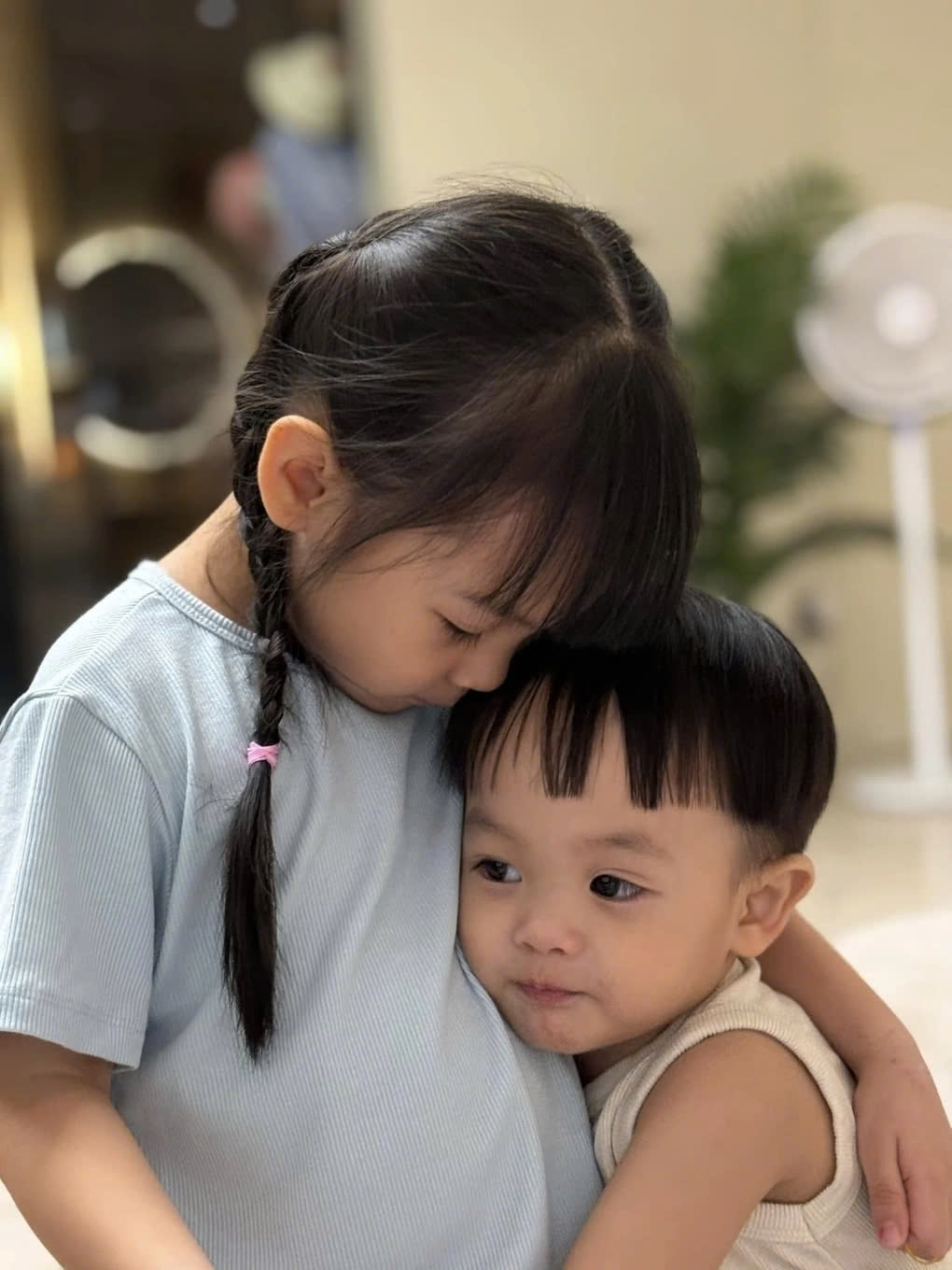 Bé Suchin - ái nữ nhà Cường Đôla và Đàm Thu Trang được khen khéo chăm sóc em trai. (Nguồn: FBNV)