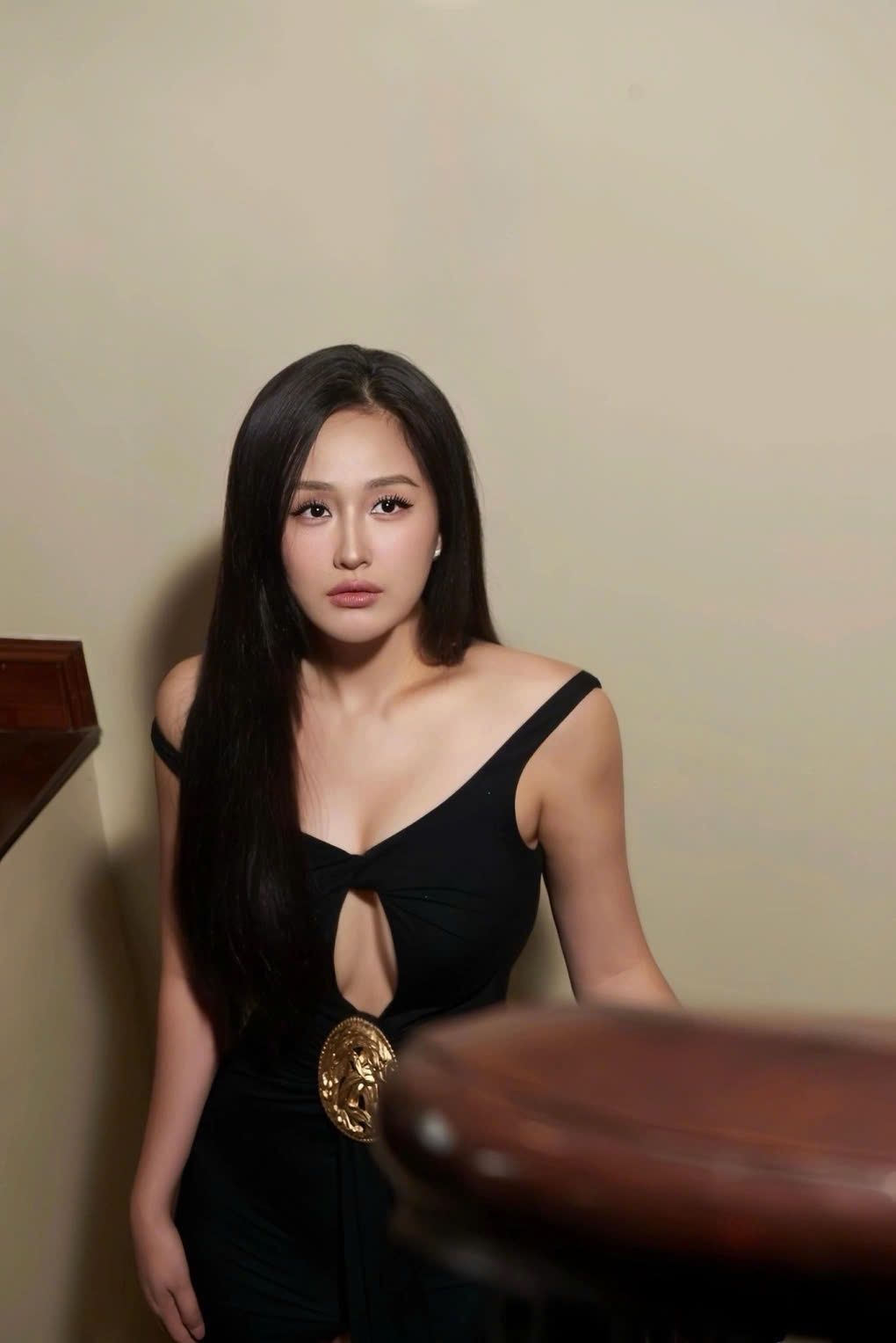 Hoa hậu Mai Phương Thúy gây chú ý khi khoe vòng một gợi cảm với váy cut-out táo bạo. Người đẹp nhận được nhiều lời khen ngợi nhờ thân hình quyến rũ và phong cách thời trang độc đáo. (Nguồn: FBNV)