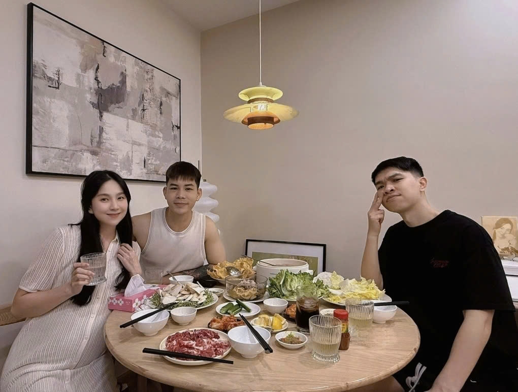 MC Mai Ngọc mời bạn bè thưởng thức bữa cơm "dọn tủ lạnh" trước khi chuyển về căn hộ mới. Cô chuẩn bị đón con đầu lòng cùng ông xã thiếu gia. (Nguồn: FBNV)