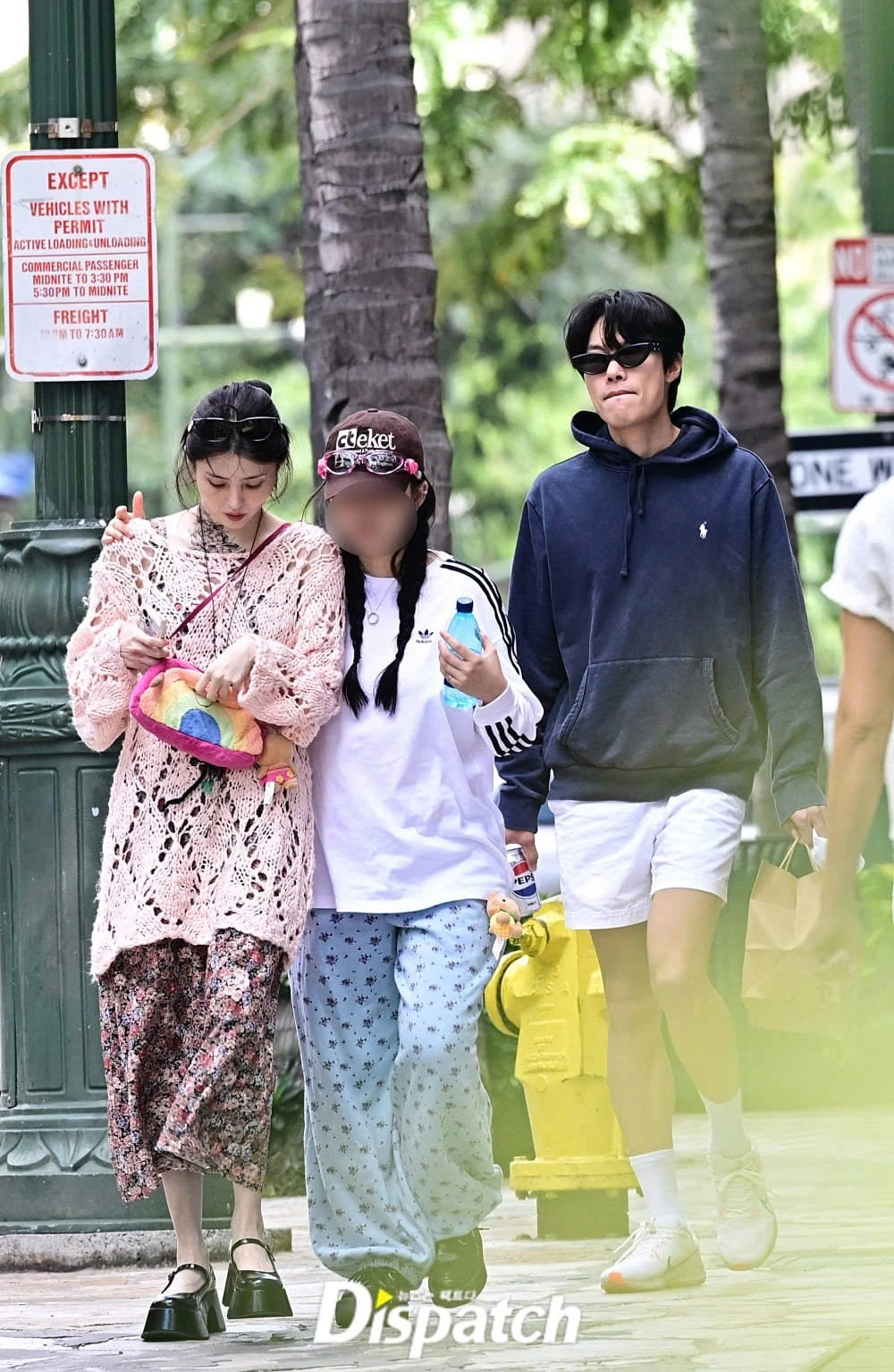 Bức ảnh được Dispatch chụp được khi Han So Hee và Ryu Jun Yeol đi cùng một người bạn giữa ồn ào vào năm ngoái.
