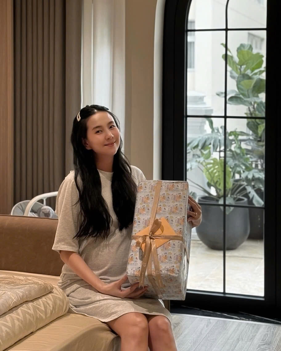MC Mai Ngọc sắm sửa nhiều đồ đạc, thuê người trang trí phòng riêng để chào đón quý tử đầu lòng chào đời. (Nguồn: FBNV)