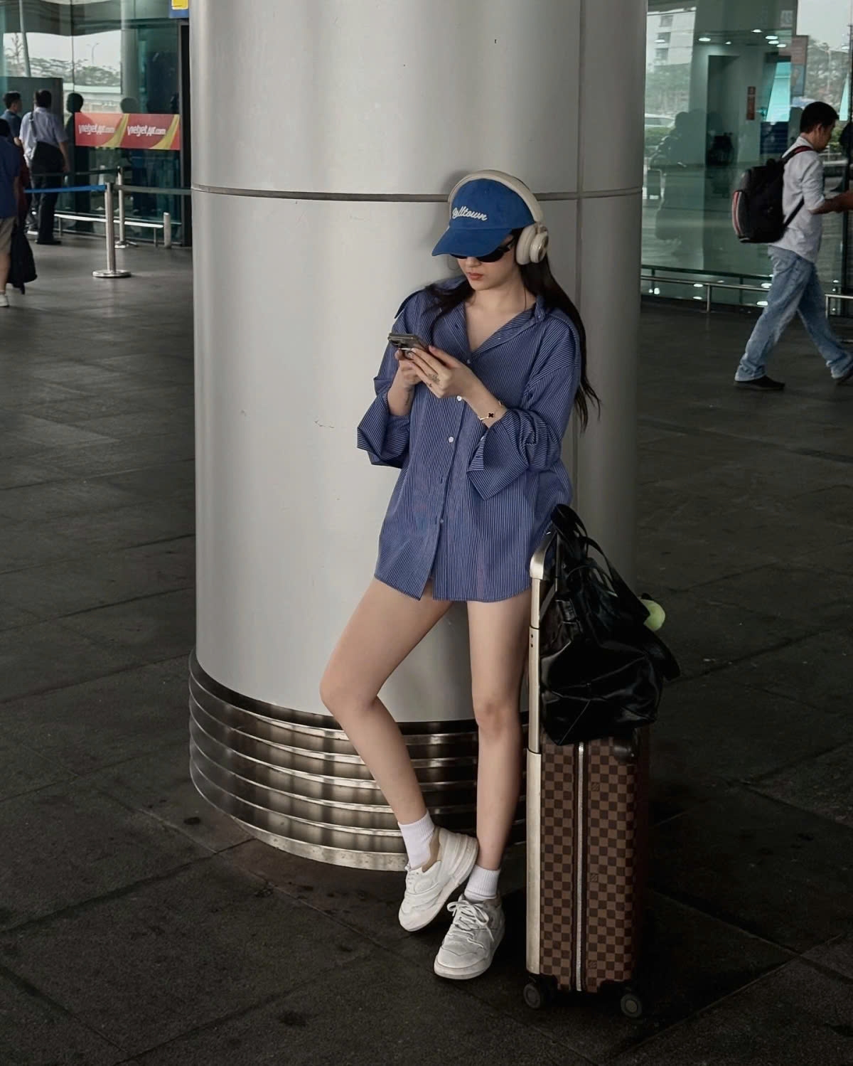 Ca sĩ Bảo Anh diện áo sơ mi rộng theo phong cách giấu quần check-in ở sân bay. (Nguồn: FBNV)