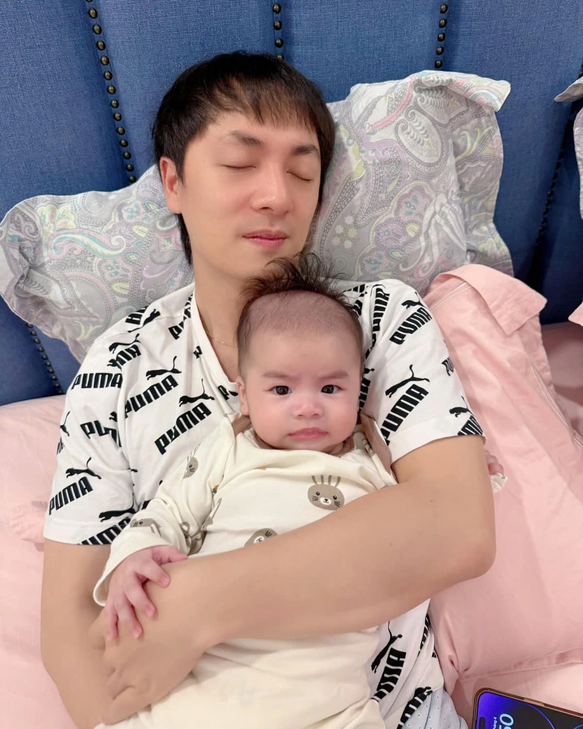 Đăng Khôi khoe hình ảnh ngộ nghĩnh của con trai khi nằm ngủ. (Nguồn: FBNV)