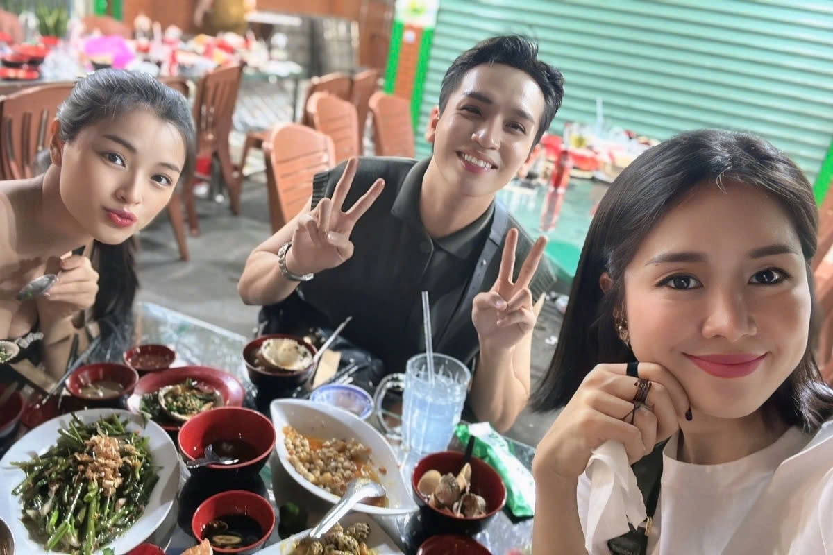 Lê Phương (phải) đi ăn ốc cùng đồng nghiệp sau khi ra rạp xem phim Âm dương lộ. (Nguồn: FBNV)