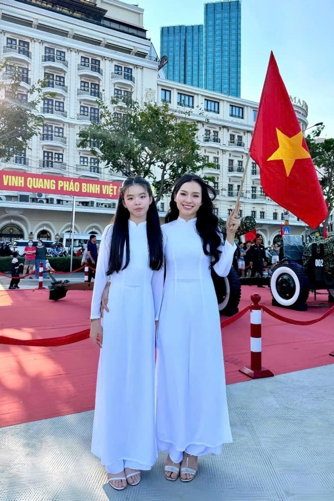 Con gái Mia của Phương Trinh Jolie ra dáng thiếu nữ khi mặc áo dài nữ sinh. Nữ diễn viên cho biết mấy tháng trước, Mia thấp hơn mẹ nhưng giờ hai mẹ con cao bằng nhau. (Nguồn: FBNV)