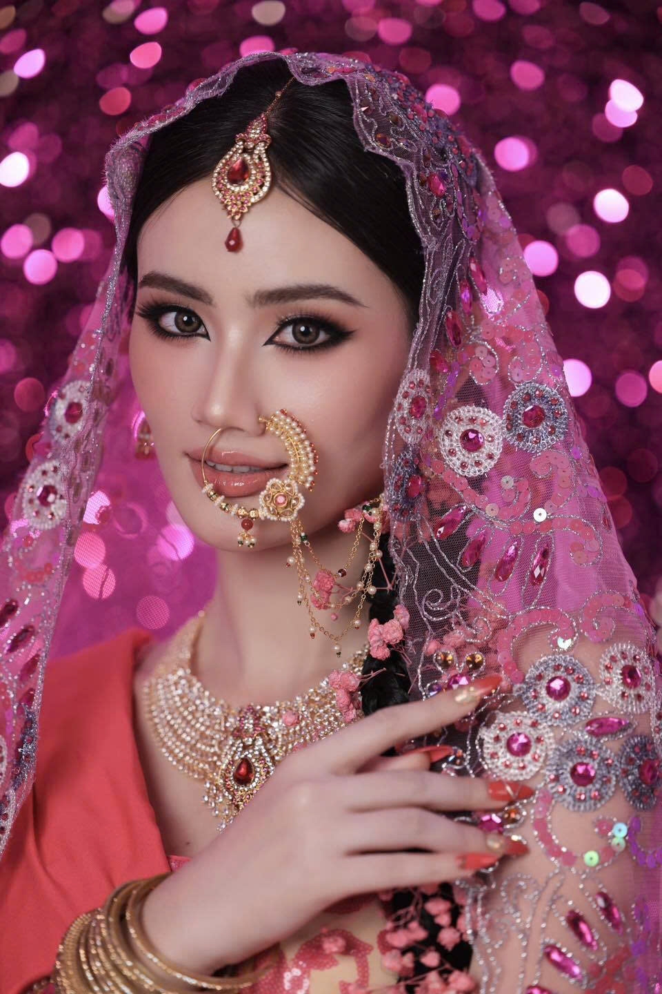 Hoa hậu Ý Nhi hoá thân thành cô gái Ấn Độ trước thềm tham dự Miss World. (Nguồn: FBNV)