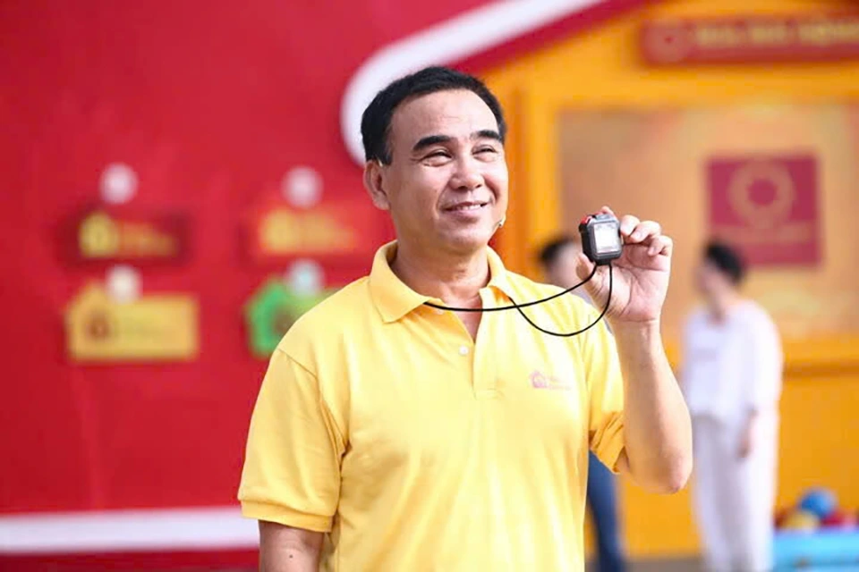 Nhà sản xuất "Mái ấm gia đình Việt" tuyên bố ngừng hợp tác, khởi kiện MC Quyền Linh.