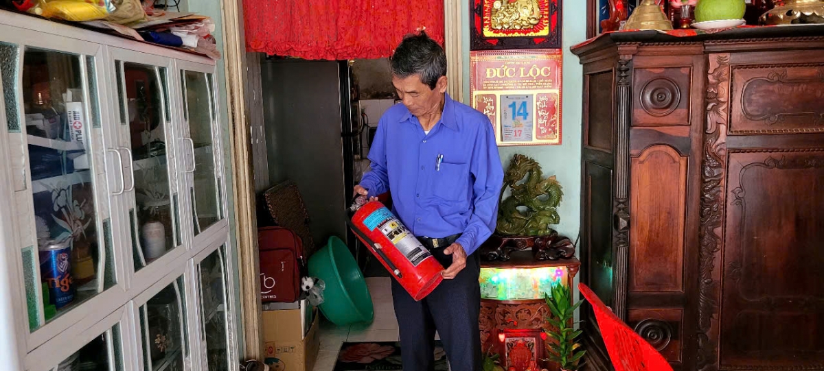 Tại khu phố 9 phường 4, TP. Mỹ Tho vận động mỗi nhà có ít nhất 1 bình chữa cháy
