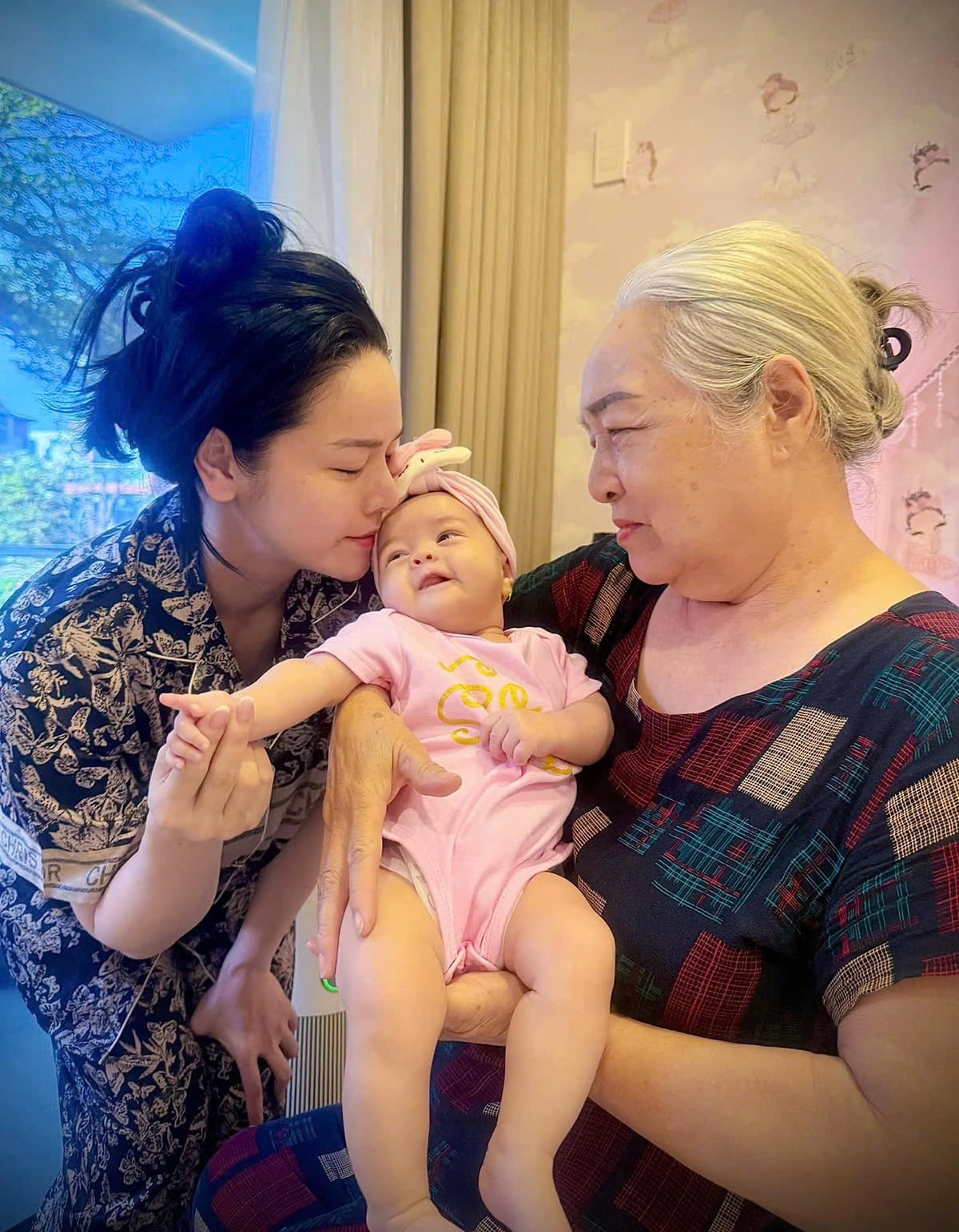 Nhật Kim Anh đăng ảnh gia đình ba thế hệ khi mẹ cô từ Vũng Tàu lên TP HCM thăm con gái và cháu ngoại. (Nguồn: FBNV)