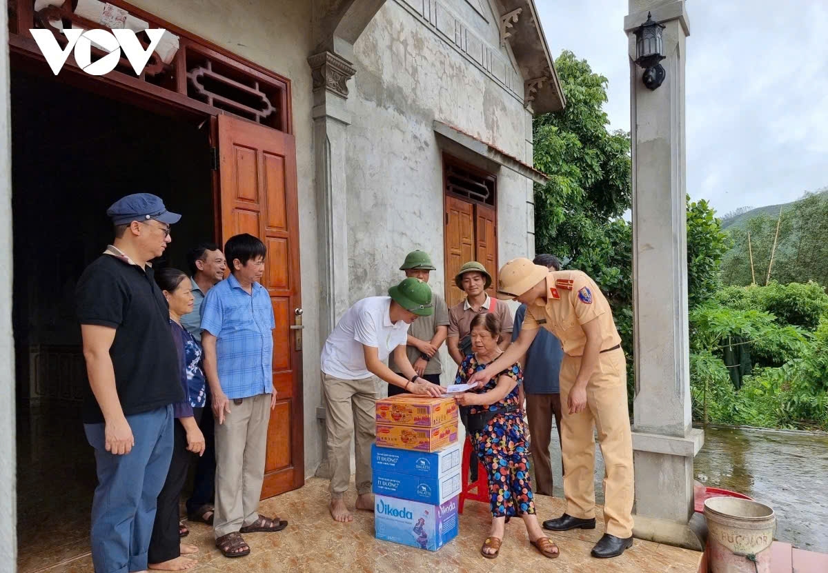 Trao quà cho các hộ dân gặp hoàn cảnh khó khăn tại huyện Sơn Động, tỉnh Bắc Giang