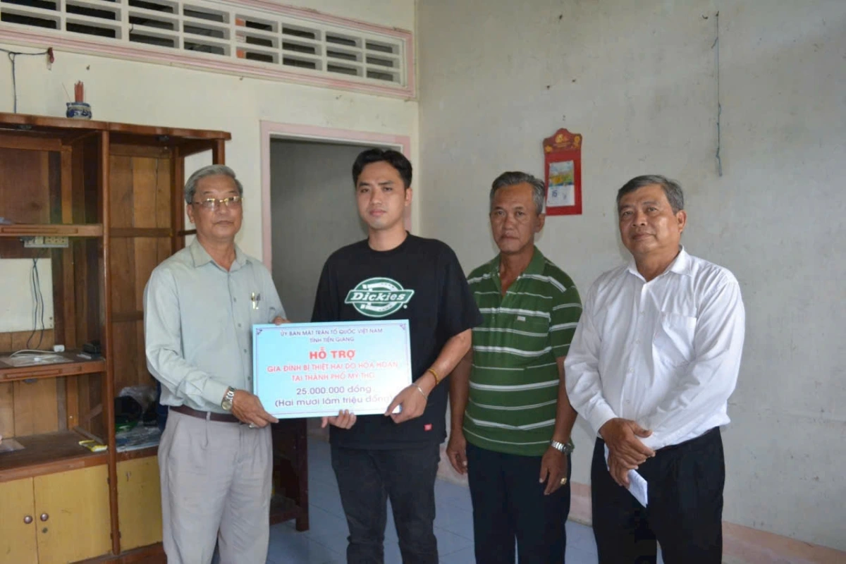 Ông Huỳnh Văn Hải, Phó Chủ tịch Ủy ban MTTT tỉnh Tiền Giang tặng kinh phí hỗ trợ thân nhân của tử nạn